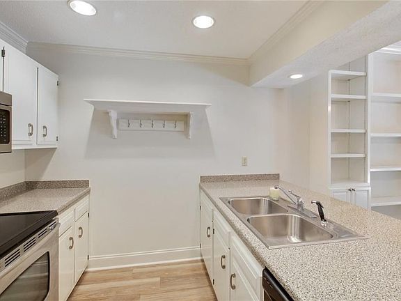5th image of 116 Catalpa Ln #220