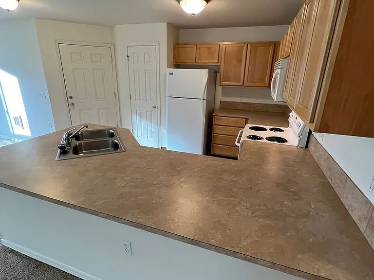 Ellendale Manor Apartments — Photo 6