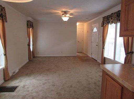 3rd image of 7 Lilac Ln
