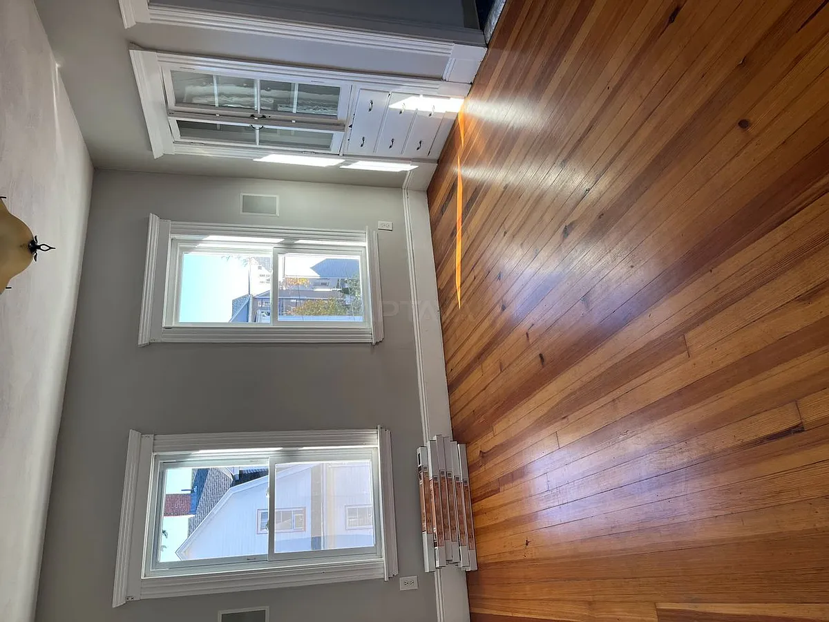 Building Photo - 15 Clarence St #7