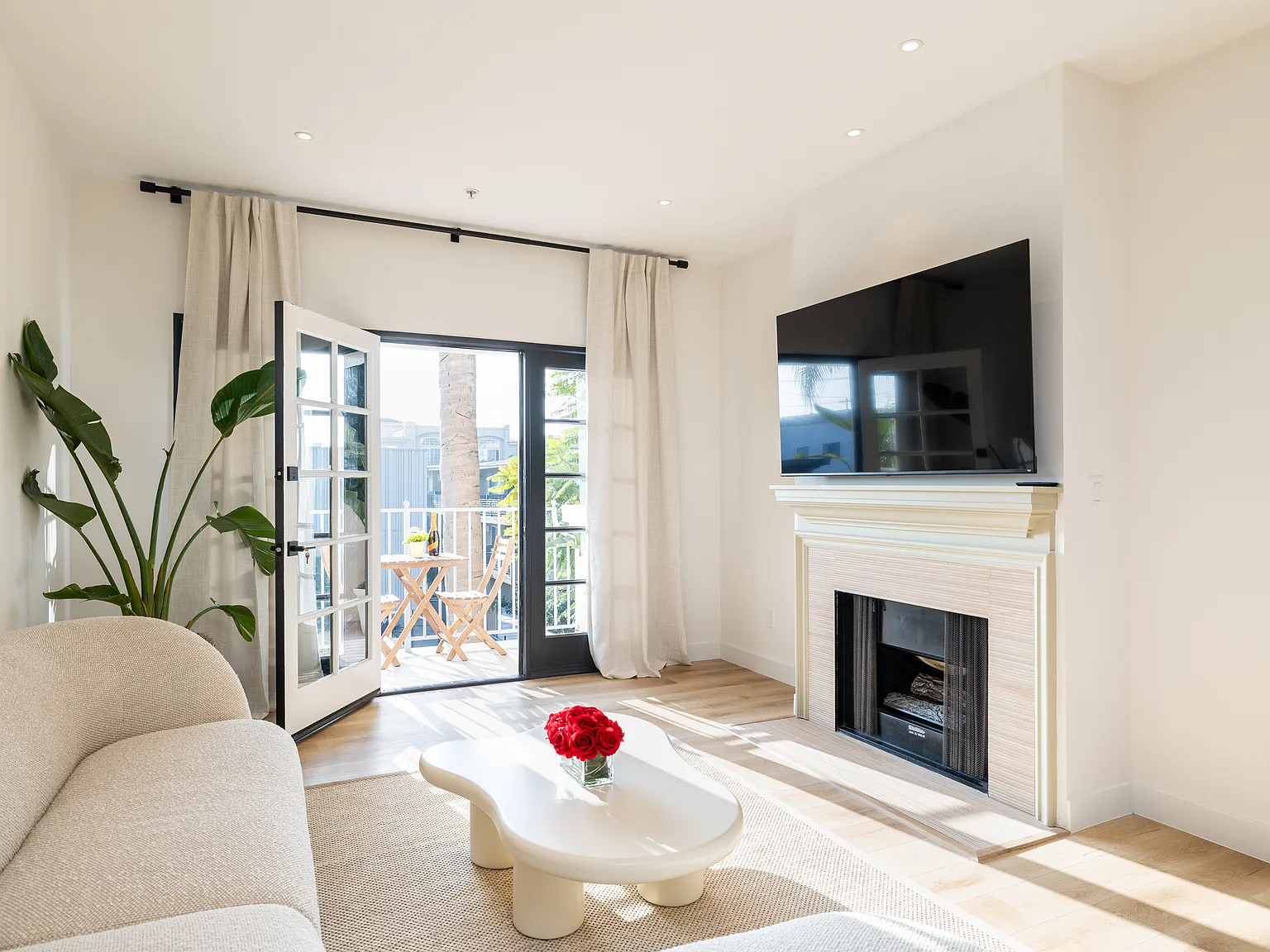 2 bed, 1100 sqft, $5,100 — Photo 3