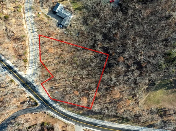 3 Duckhead Rd, Lake Ozark, MO 65049