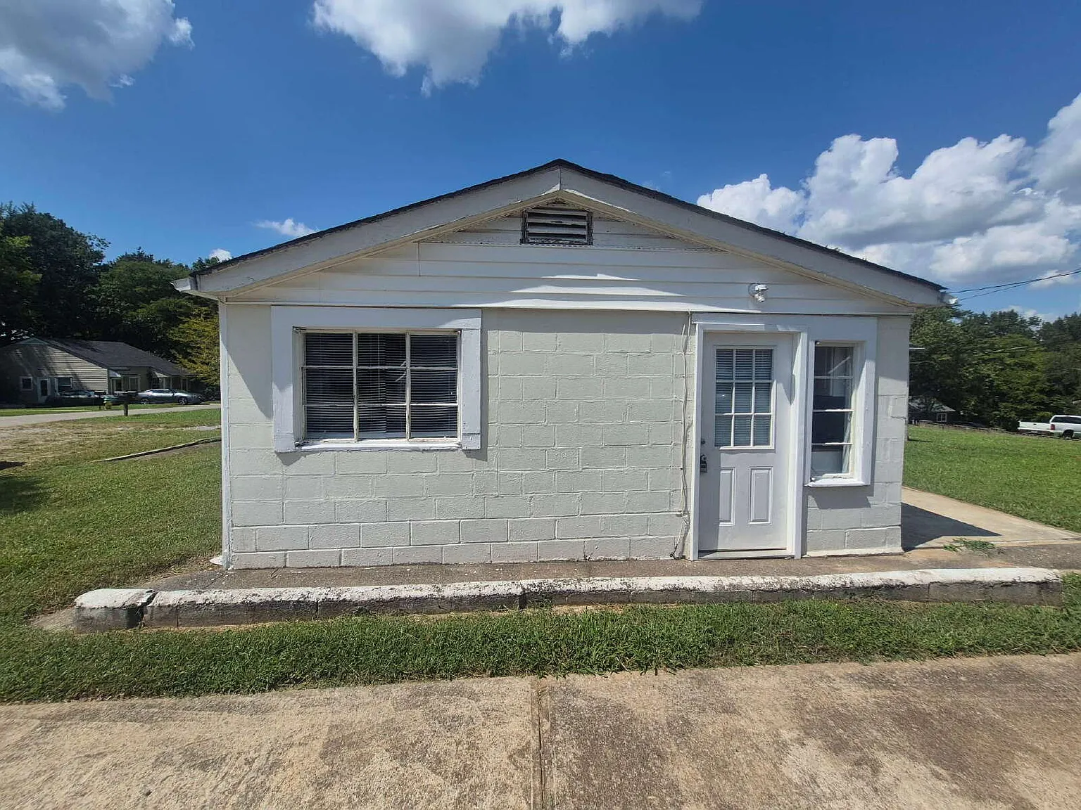 2 bed, 1.0 bath, 780 sqft, $795 — Photo 2