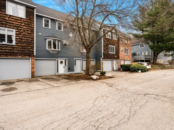 207 Valley West Way, Manchester, NH 03102