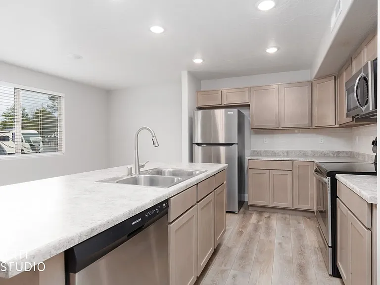 130 E First North St #100 — Photo 5