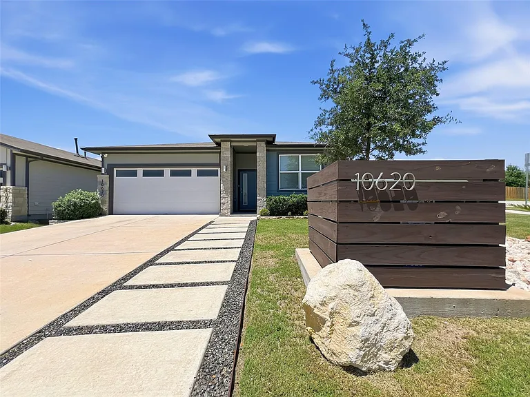 10620 Deaton Ln — Photo 2