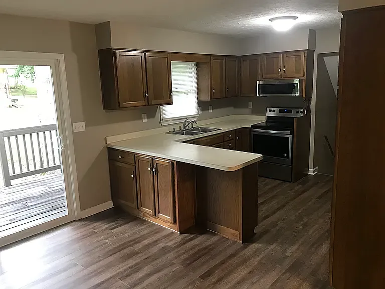 693 Lakeshore Pkwy — Photo 3