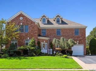 148 Tanners Pond Rd, Garden City, NY 11530