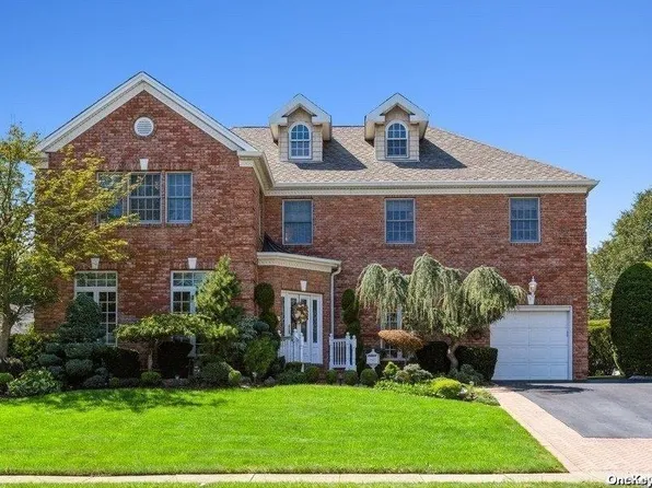 148 Tanners Pond Road, Garden City, NY 11530