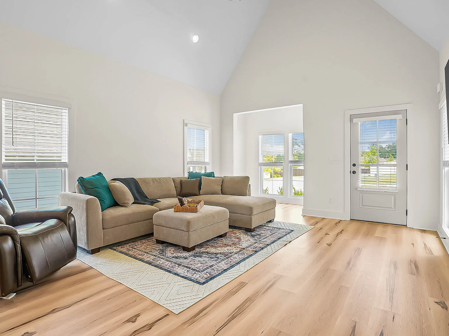 2 bed, 1183 sqft, $2,400 — Photo 4