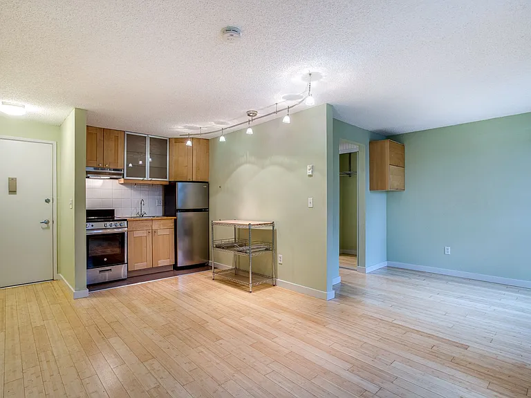 11 SW Curry St — Photo 7
