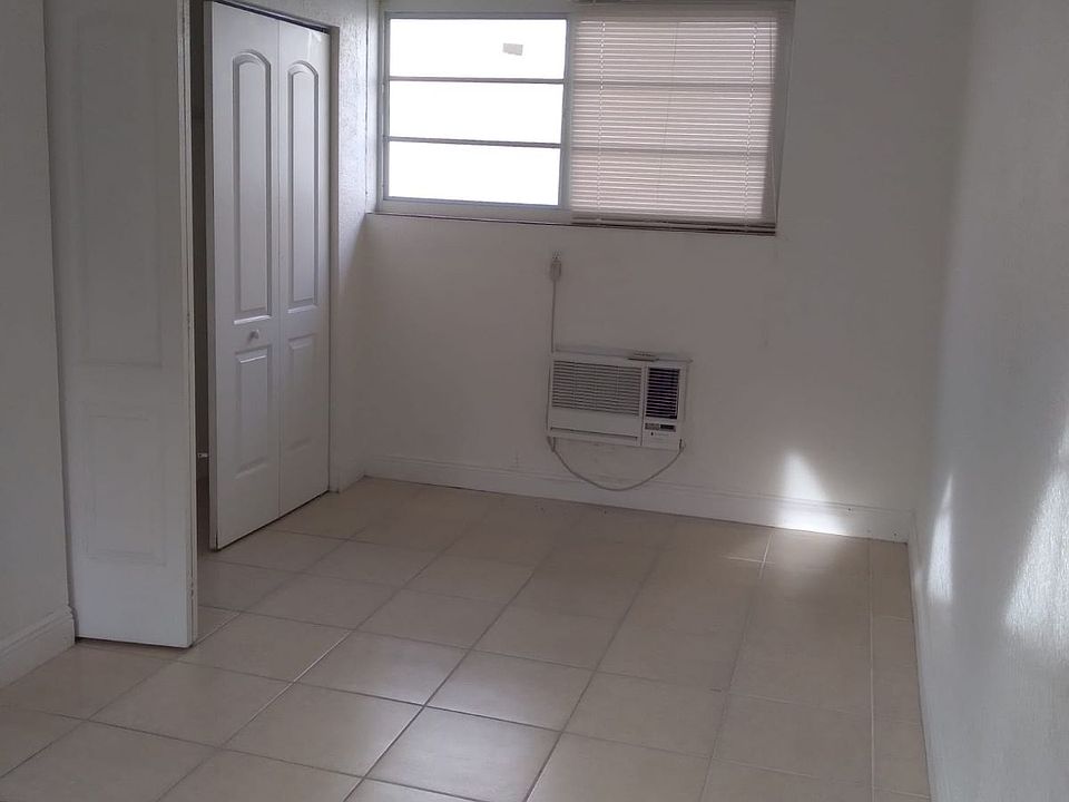 1st image of 955 Marseille Dr APT 3