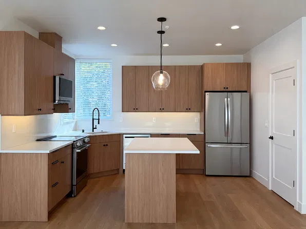 907 N 167th St, Seattle, WA 98133