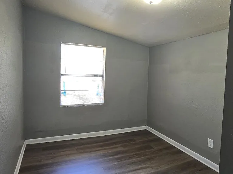 829 Texas Ave — Photo 9