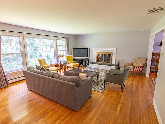2nd image of 113 Dogwood Ln