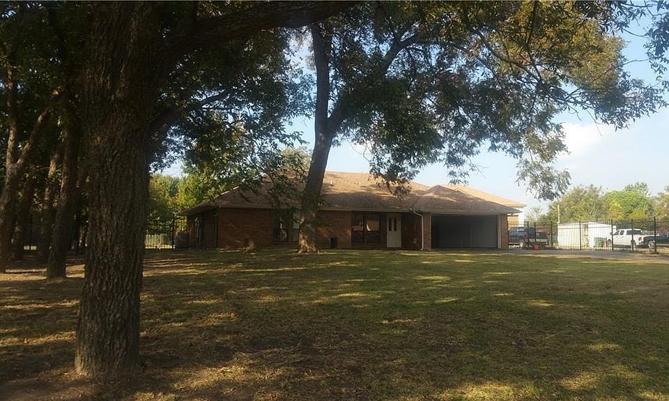 1st image of 2401 Lakeview Ln