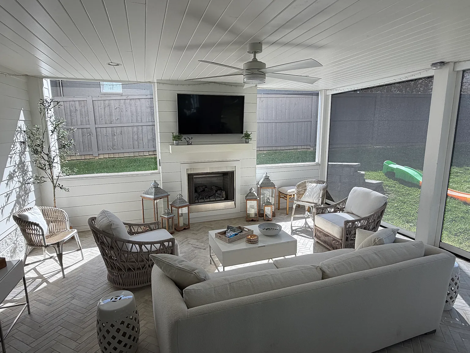 5 bed, 4.5 bath, 4525 sqft, $9,500 — Photo 2