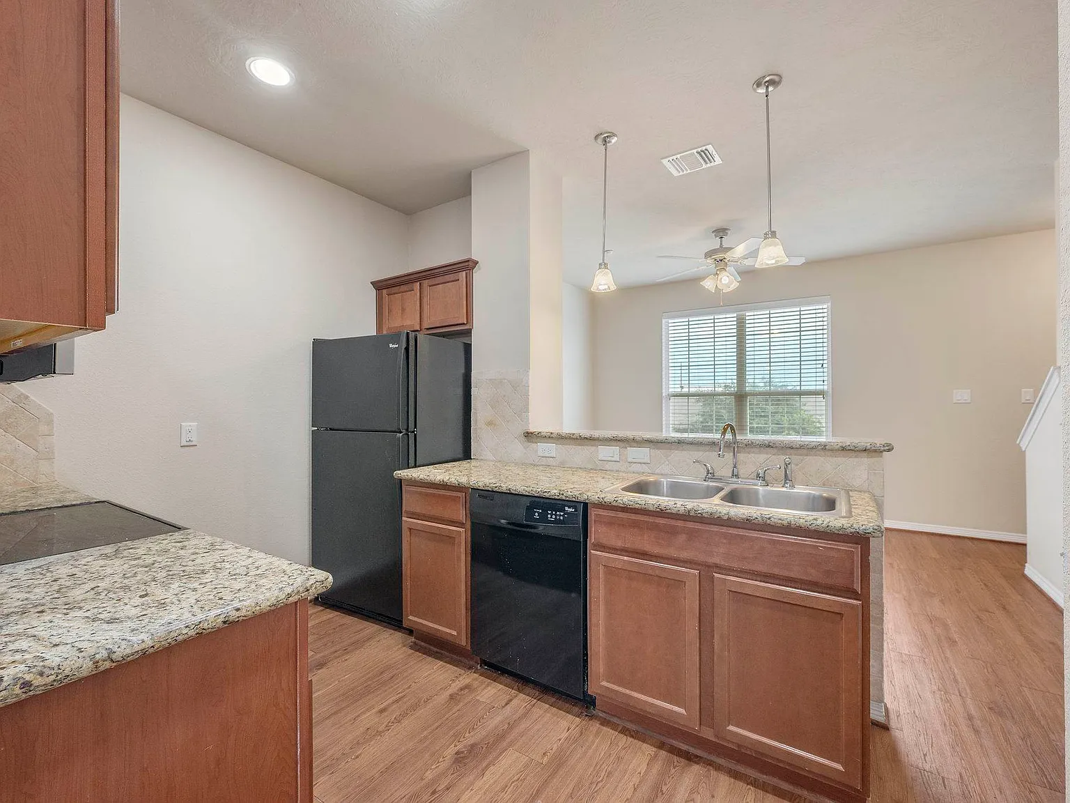 3 bed, 1224 sqft, $2,000 — Photo 2
