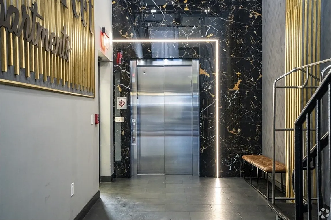 Clark street apartments — Photo 2
