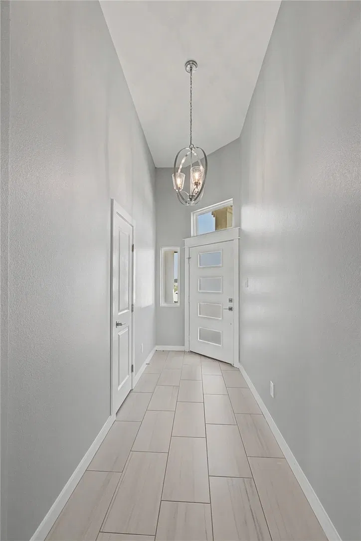 4 bed, 2.0 bath, 2303 sqft, $3,200 — Photo 3