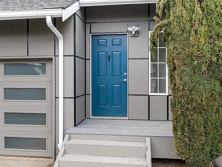 5909 Glenwood Ave — Photo 2