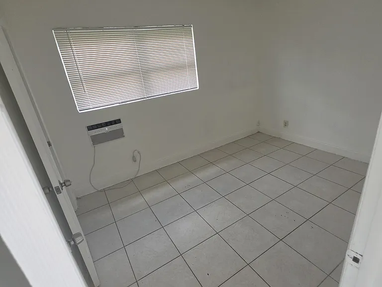 1305 NE 2nd Ave #4 — Photo 13