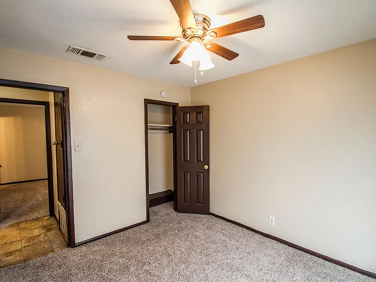 511 Jamaica Dr — Photo 7