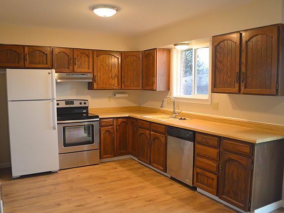 Newer appliances in kitchen, washer/dryer hookups between kitchen and garage