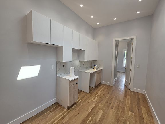 2nd image of 690 Onderdonk Ave #3L