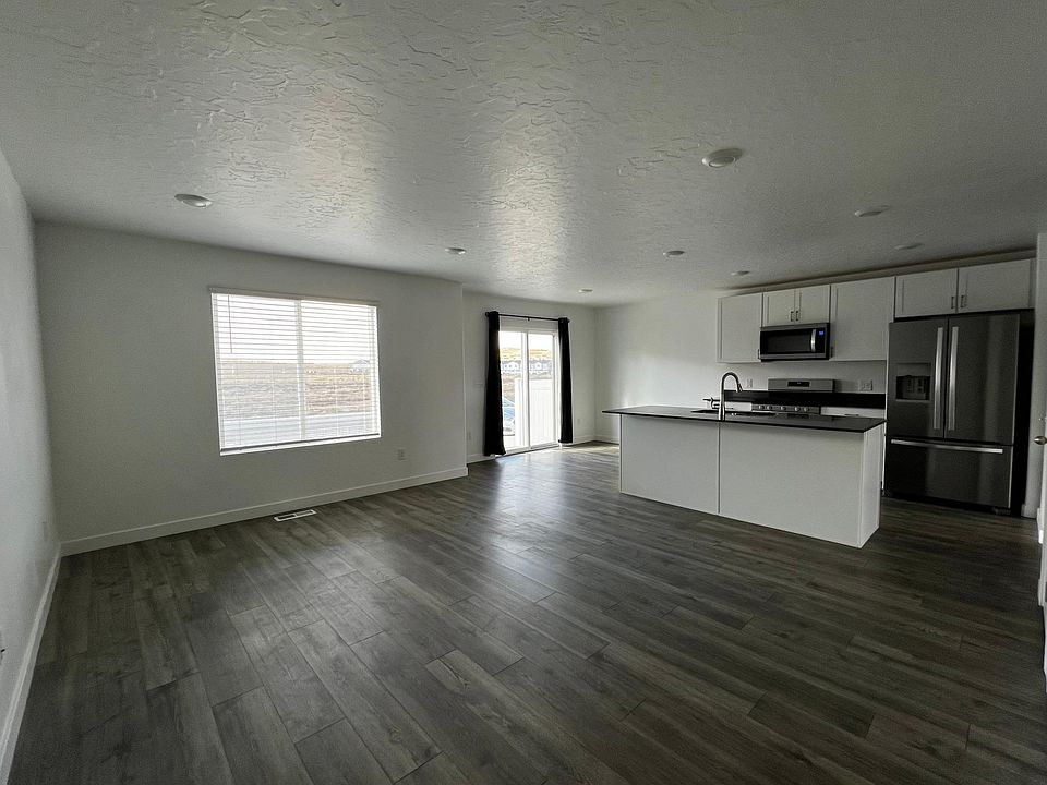 1st image of 1057 W Fox Run Ave