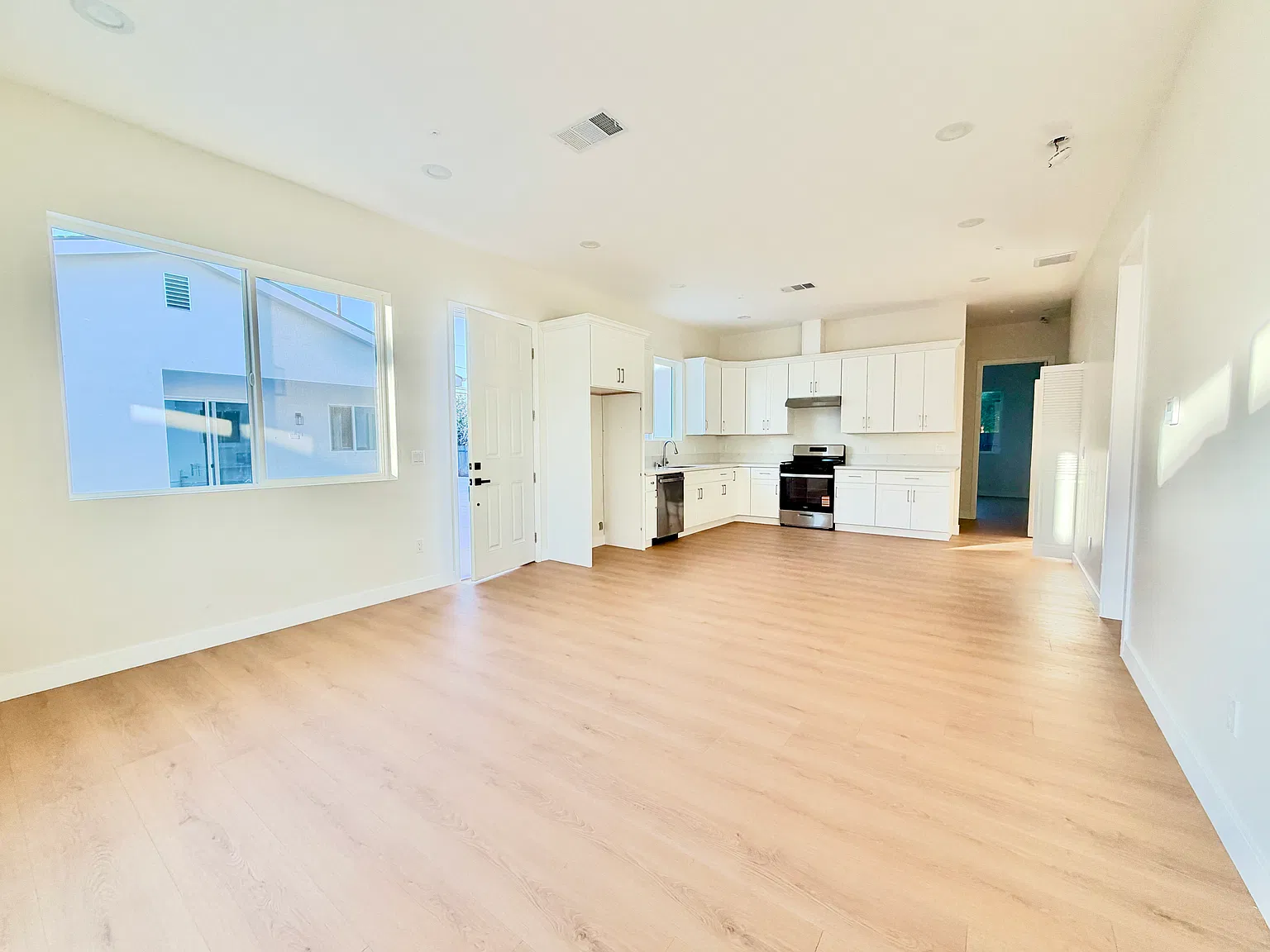 3 bed, 1199 sqft, $3,500 — Photo 2