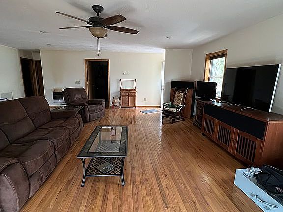 5th image of 411 Sportsmans Cir
