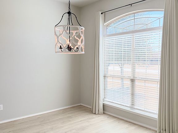 5th image of 312 Portland Ct
