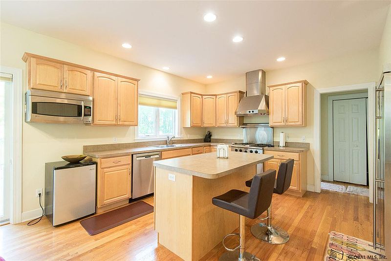 5th image of 1 BROOKHAVEN Drive
