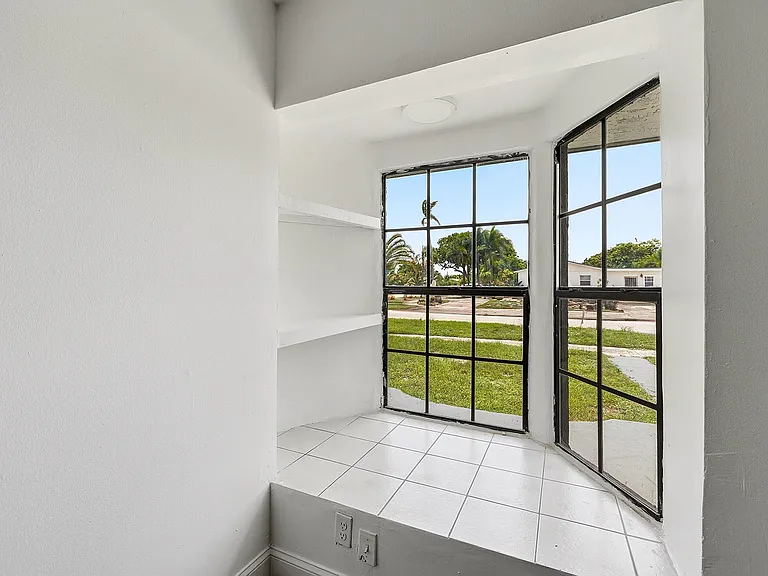 1060 SW 5th Ter — Photo 5