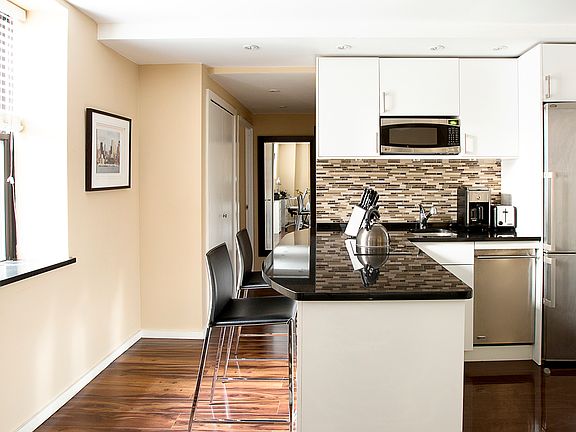 5th image of 150 W 51st St APT 1814