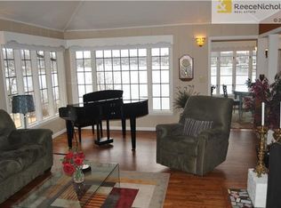 16 Anchor Dr, Lake Tapawingo, MO 64015