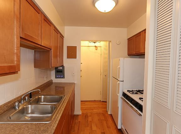 5th image of 510 W Briar Pl APT 307