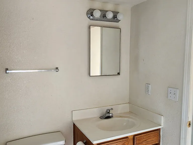2810 Castle Hill Cir — Photo 2