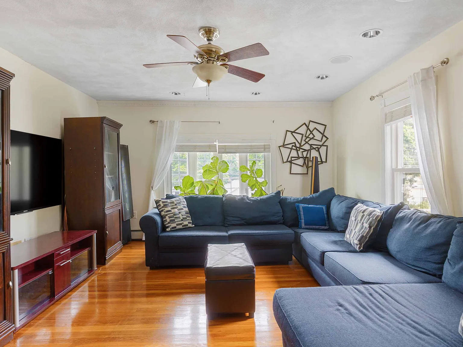 3 bed, 1.5 bath, 2002 sqft, $3,500 — Photo 1
