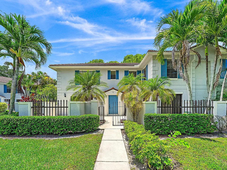 352 Prestwick Cir #1