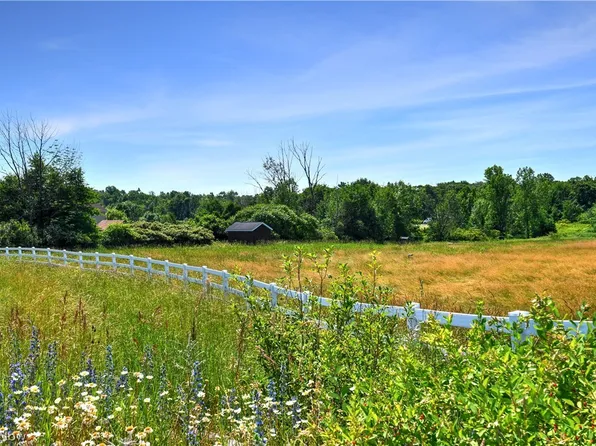 9855 Horseshoe Dr, Chagrin Falls, OH 44023