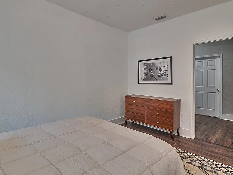 811 E Genesee St — Photo 49
