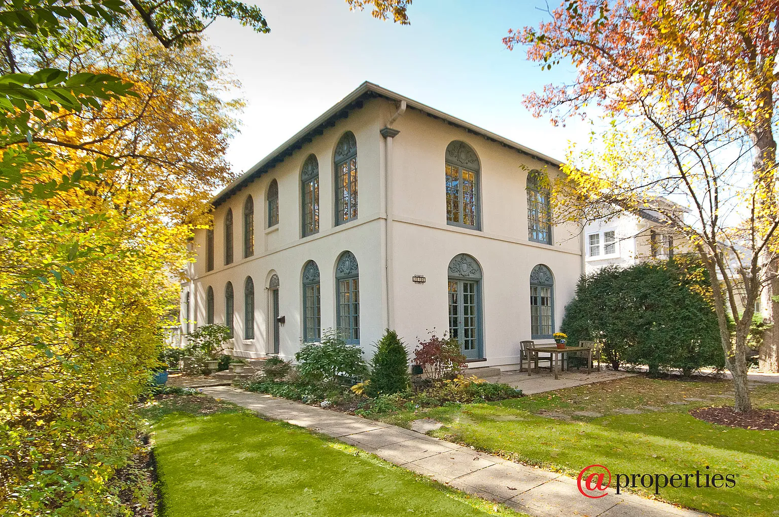 376 Woodlawn Ave photo 1