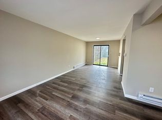 558 W Loch Lomond Dr, Sicklerville, NJ 08081