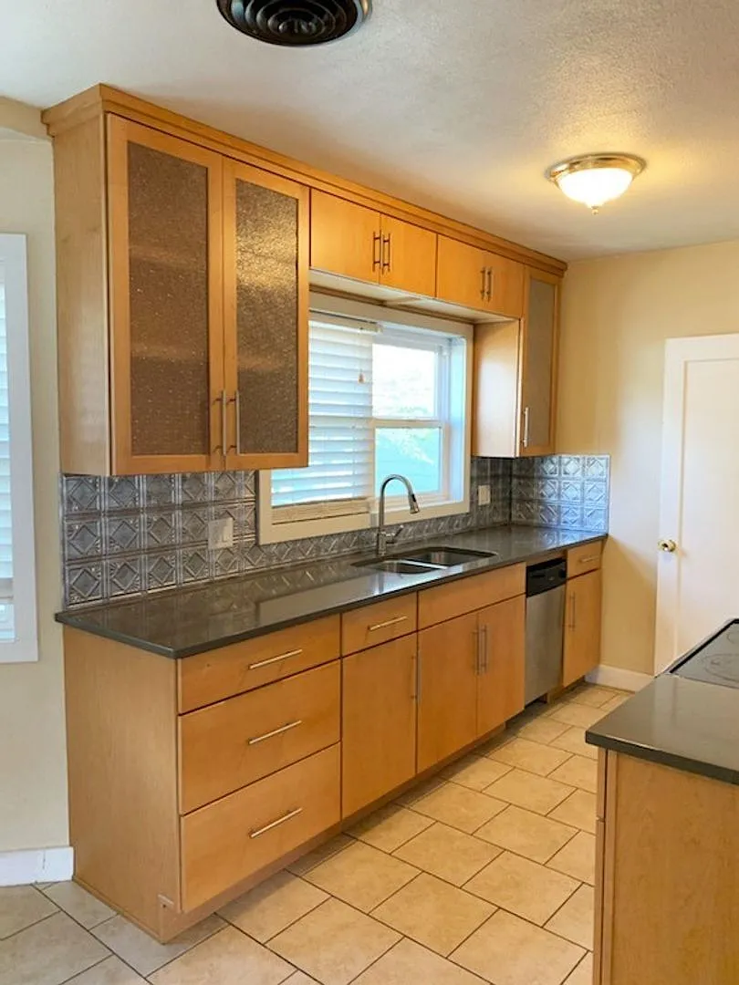 3 Bedroom House w/ Garage & Bonus Room — Photo 4