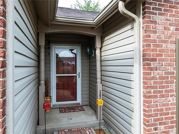 2nd image of 9927 Suncoral Cir