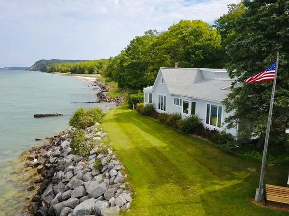 17696 S Ridgewood Dr, Arcadia, MI 49613