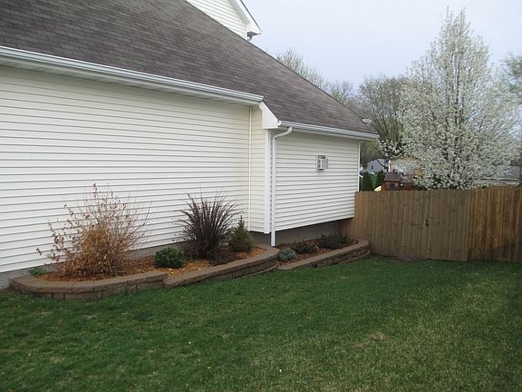 5th image of 822 Edgewater Drive
