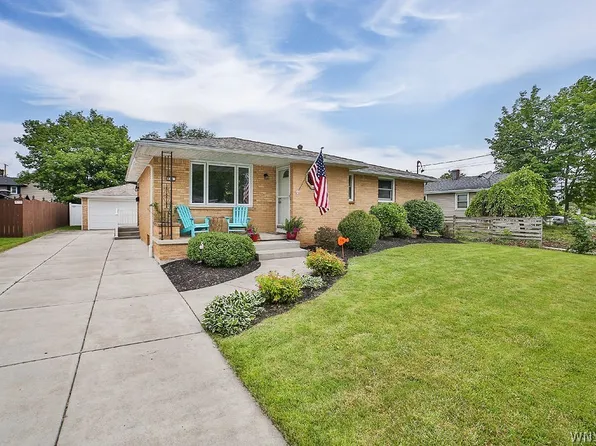 35 Harvey Dr, Lancaster, NY 14086